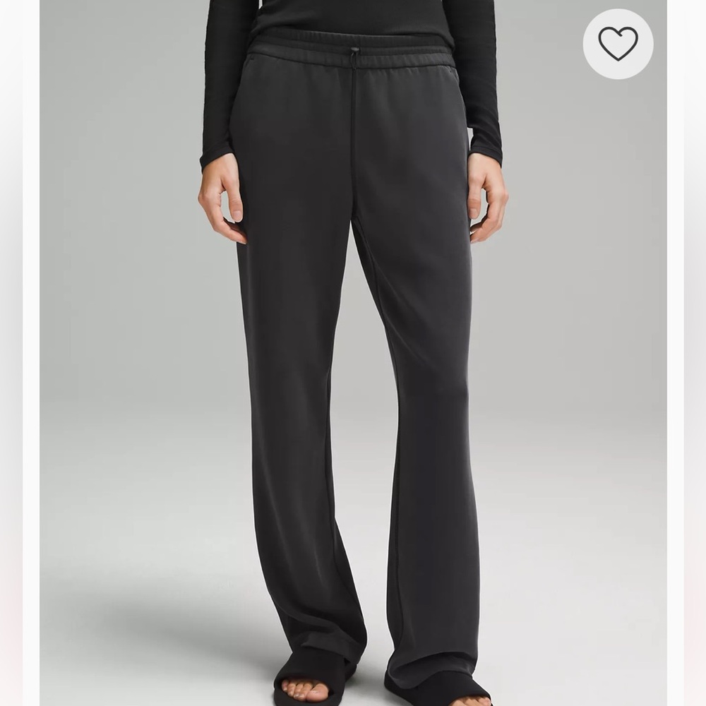 Lululemon women’s soft stream Sweatpant size 6